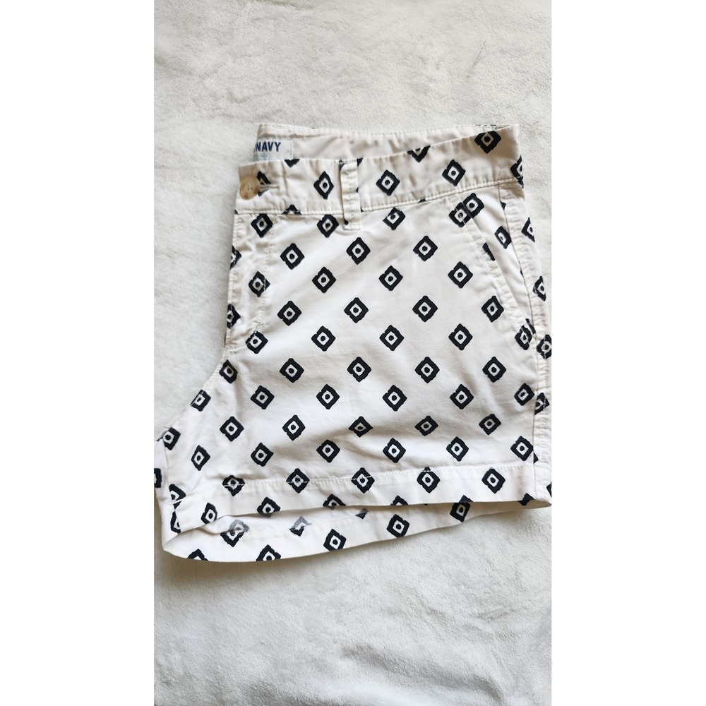 Old Navy Womens Ivory Black‎ Geometric Diamond Print Chino Shorts Size 10 - Picture 2 of 6